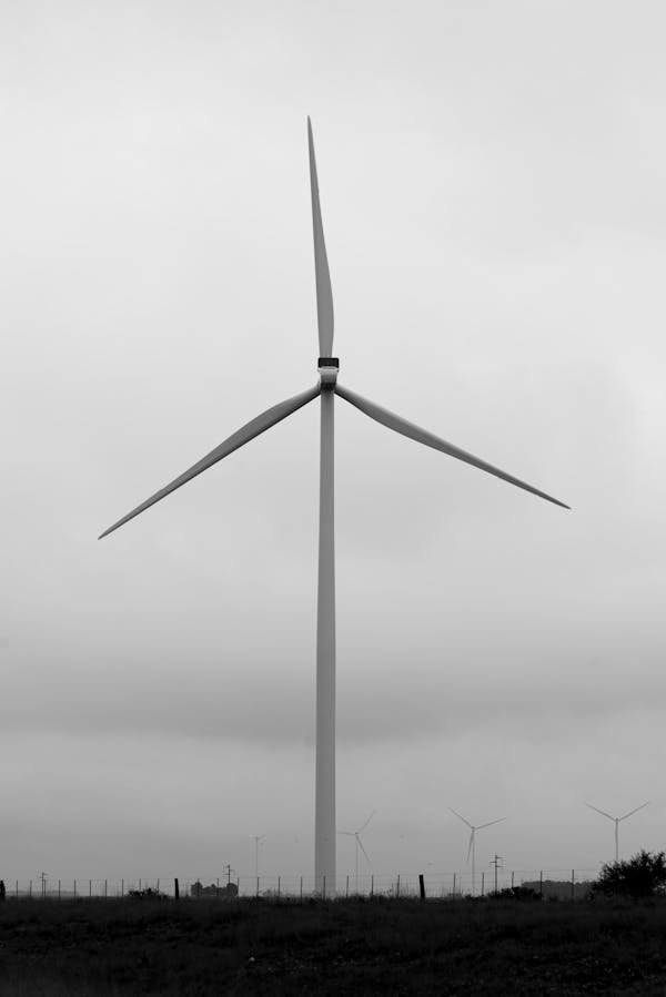 Blog "Wind turbine against an overcast sky in Argentina, symbolizing renewable energy and sustainability."